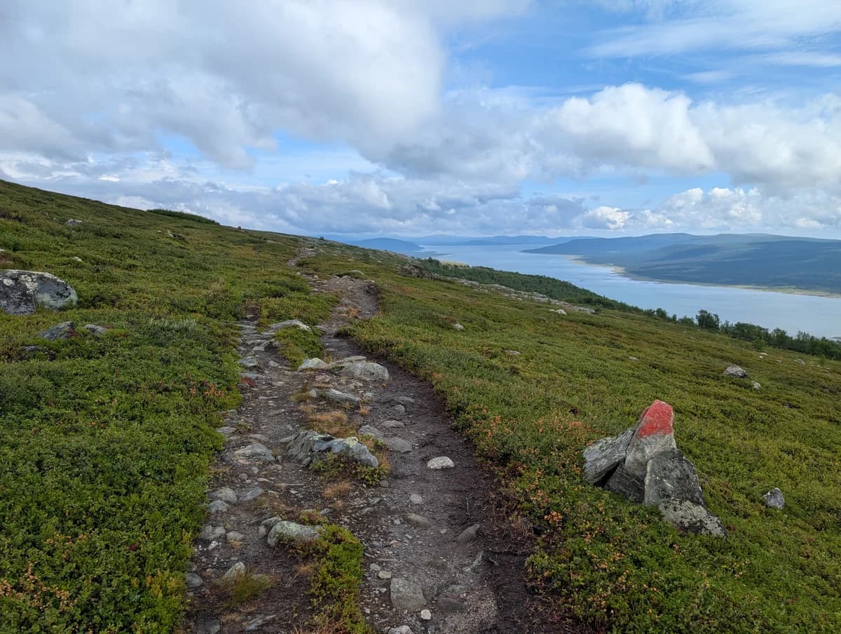 Výhled na jezero s pěšinou